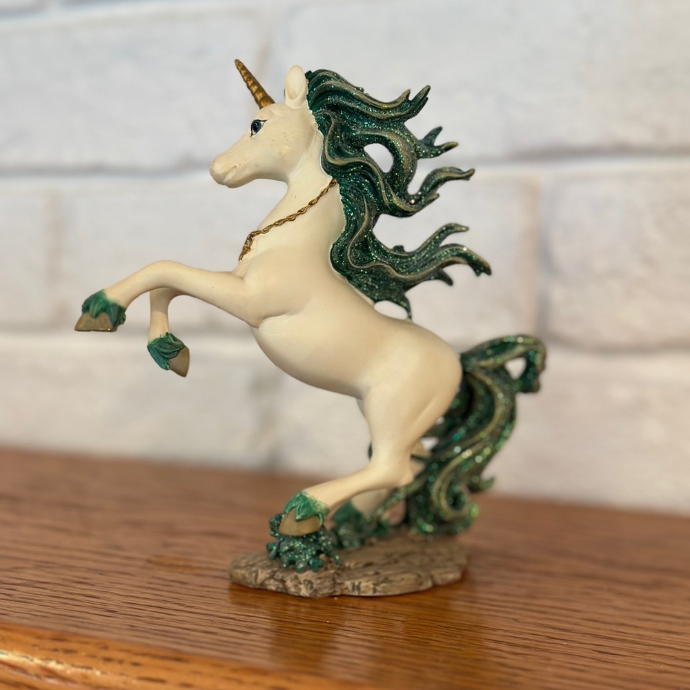 Hamilton Emerald Isle Unicorn Collection "Let Love and Friendship Reign" - Picture 4 of 7